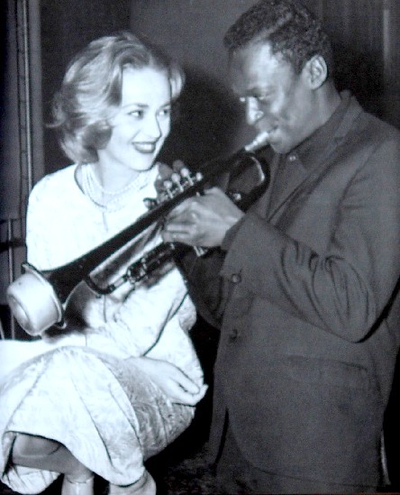 Miles Davis with Jeanne  Moreau  during the recordings of the soundtrack of the Louis Malle film "L'ascensour pour l'Echefaud