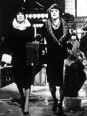 wilder7 The film was originally to be shot in color, however, after some screen test of the boys dressed as girls were completed, it was decided they would be more believable in black and white. In truth, neither Lemmon nor Curtis was very convincing as women, unlike Dustin Hoffman in “Tootsie.”