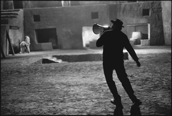 ---Director Federico Fellini surveys the elaborate set of Satyricon (1969) in Rome, including the house where the movie’s two protagonists, Encopio and Ascilto, live. Mary Ellen Mark---click image for source...